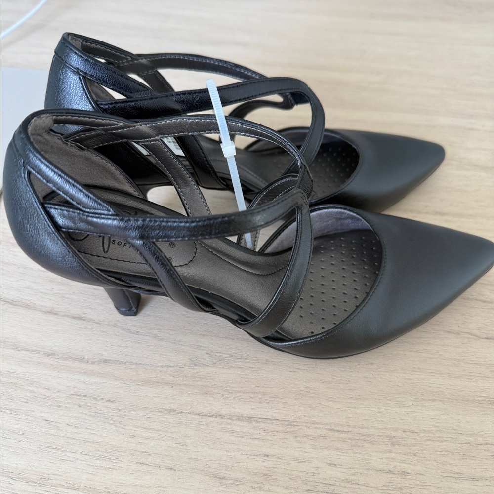 NWT Life Stride Black Pointed-Toe Strappy Heels (Size 6)